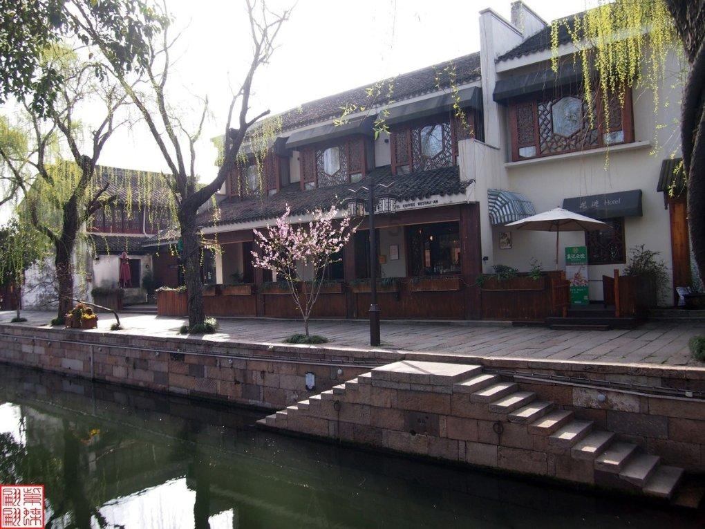 飘然携去，旗亭问酒，萧寺寻茶。恰似黄鹂无定，不知飞到谁家？